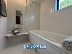 浴槽にはベンチスペースがあるので半身浴やお子様も座ることができ安心快適です