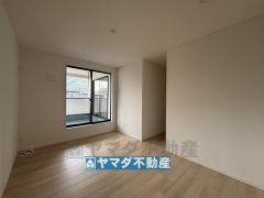 2階洋室7.7帖のお部屋です。
