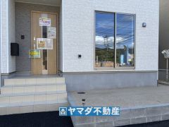 玄関横にはポストが設置されているので雨に濡れずに安心ですね。
