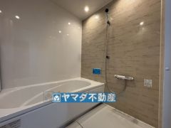 浴槽にはベンチスペースがあるので半身浴やお子様も座ることができ安心快適です