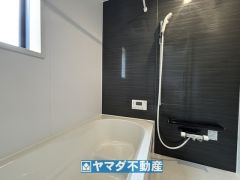 浴槽にはベンチスペースがあるので半身浴やお子様も座ることができ安心快適です