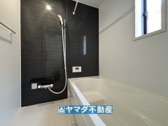 浴槽にはベンチスペースがあるので半身浴やお子様も座ることができ安心快適です