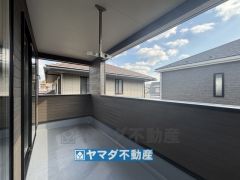 バルコニーには屋根があるので急な雨でも安心ですね。