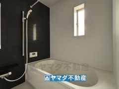 浴槽にはベンチスペースがあるので半身浴やお子様も座ることができ安心快適です