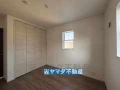 2階洋室5.3帖のお部屋です。
