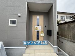 玄関横にはポストが設置されているので雨に濡れることがないですね