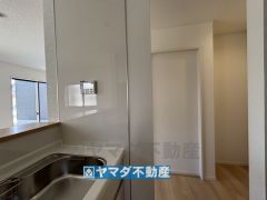 キッチンには便利なパントリーがあります