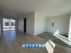 リビングには4.5帖のタタミコーナーがあります