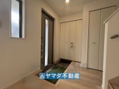 大容量のシューズボックスとホールに収納棚