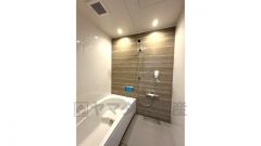 浴槽にはベンチスペースがあるので半身浴やお子様も座ることができ安心快適です