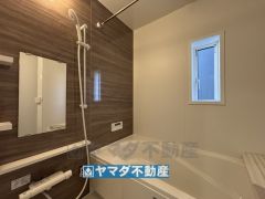 浴槽にはベンチスペースがあるので半身浴やお子様も座ることができ安心快適です