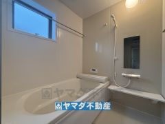 浴槽にはベンチスペースがあるので半身浴やお子様も座ることができ安心快適です