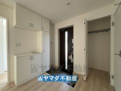 玄関にはクローゼットもあります