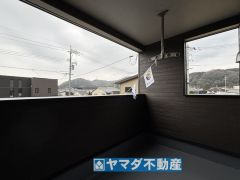 屋根があるので急な雨でも洗濯物が濡れずに安心ですね