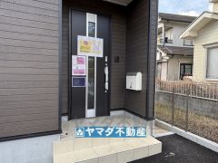 玄関横にはポストが設置されているので雨に濡れず安心ですね