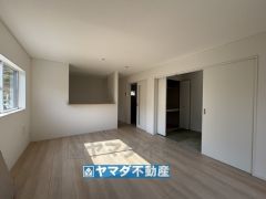 リビングの広さに加えて和室の入り口を開放すればさらに広々とした空間になります