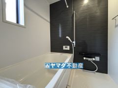 浴槽にはベンチスペースがあるので半身浴やお子様も座ることができ安心快適です
