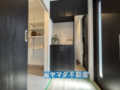 シューズボックスと広々とした可動式シューズクローク