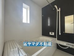 浴槽にはベンチスペースがあるので半身浴やお子様も座ることができ安心快適です