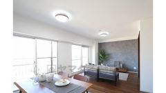 バルコニーに面したリビングは日当たり良好