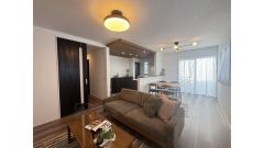 窓からの明るい光が差し込むリビング