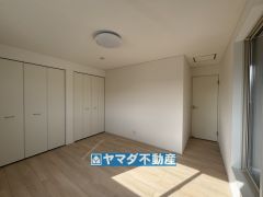 2階洋室7.7帖のお部屋です。