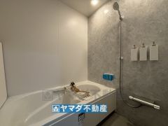 浴槽にはベンチスペースがあるので半身浴やお子様も座ることができ安心快適です