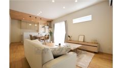 明るい日差しの入るリビング