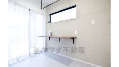 カウンター付きランドリールームには部屋干しハンガーパイプを設置