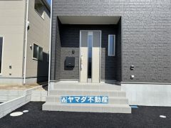 玄関横にはポストが設置されているので雨に濡れずに安心ですね。