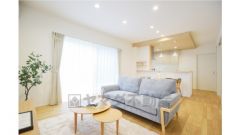 窓からの日差しが明るいリビングルーム