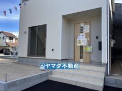 玄関横にはポストが設置されているので雨に濡れずに安心ですね。