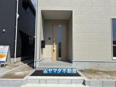 玄関横にはポストが設置されているので雨に濡れずに安心ですね。