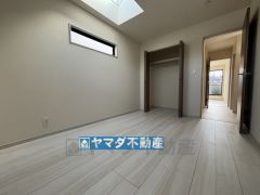 2階天窓のある洋室のお部屋です。