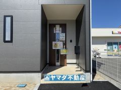 玄関横にはポストが設置されているので雨に濡れずに安心ですね。