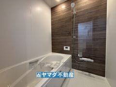 浴槽にはベンチスペースがあるので半身浴やお子様も座ることができ安心快適です