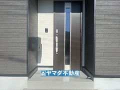 玄関横にはポストが設置されているので雨に濡れずに安心ですね。