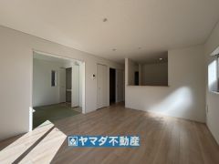 リビングの広さに加えて和室の入り口を開放すればさらに広々とした空間になります