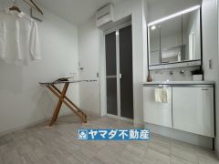 洗面室にはランドリースペースがあります