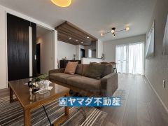 窓からの明るい光が差し込むリビング