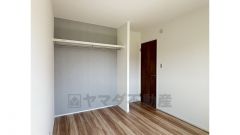 2階洋室のお部屋です。