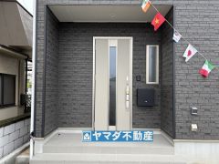 玄関横にはポストが設置されているので雨に濡れずに安心ですね。