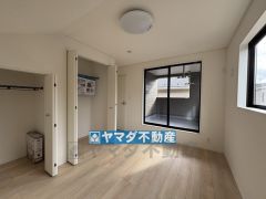 2階6.5帖の洋室は収納が充実したお部屋です