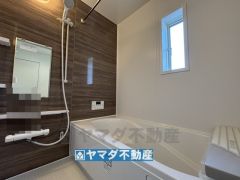 浴槽にはベンチスペースがあるので半身浴やお子様も座ることができ安心快適です