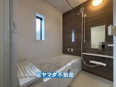 浴槽にはベンチスペースがあるので半身浴やお子様も座ることができ安心快適です