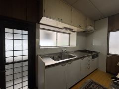 キッチンには勝手口があります