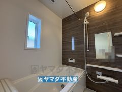 浴槽にはベンチスペースがあるので半身浴やお子様も座ることができ安心快適です