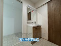 三面鏡タイプだから朝の準備も効率的ですね