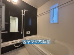 浴槽にはベンチスペースがあるので半身浴やお子様も座ることができ安心快適です