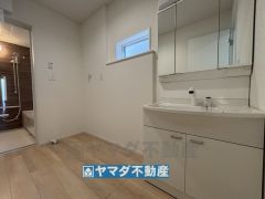 三面鏡タイプだから朝の準備も効率的ですね